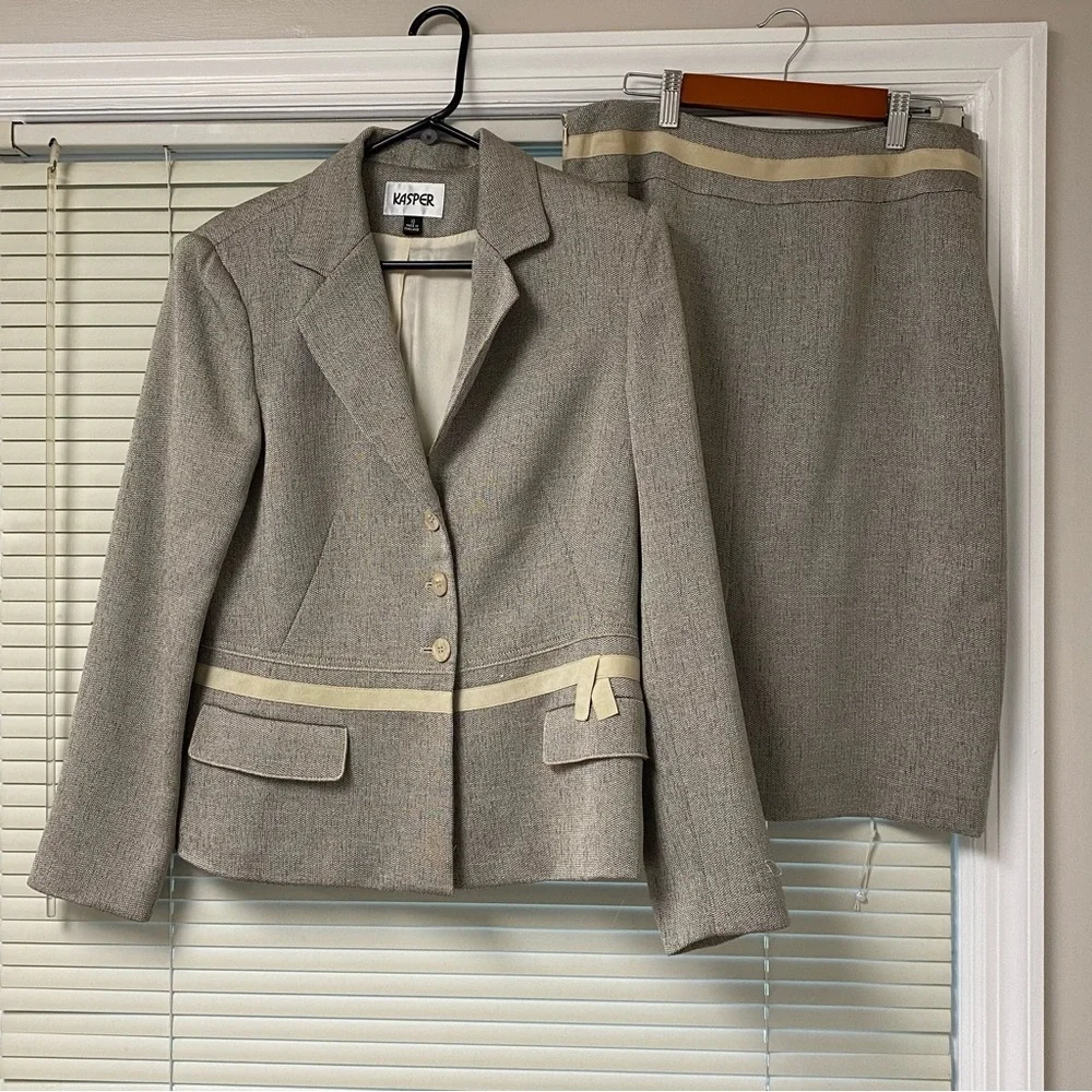 Kasper Beige Blazer and Skirt‎ Set with Cream Accents Career Wear Office Size 10